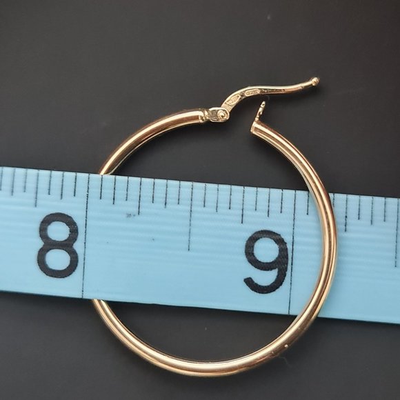 Gold hoop earring - Picture 9 of 16